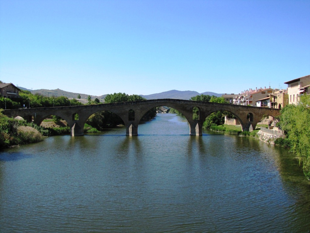 Höhepunkt Nr.5 die Puente la Reina (die Königinnenbrücke) umspannt den Río Arga