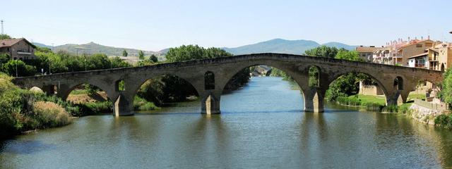 Breitbildfoto Puente la Reina aus dem 11.Jh. mit Río Arga