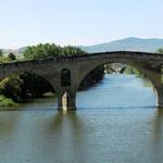 Breitbildfoto Puente la Reina aus dem 11.Jh. mit Río Arga