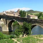 Breitbildfoto der romanischen Puente la Reina die sich mit sechs steinernen Bögen über den Río Arga spannt