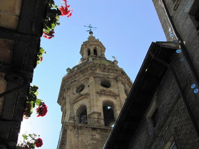 vom Hotel Bidean sieht man die Santiago Kirche und die Störche