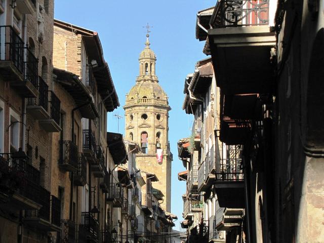 Puente la Reine mit Santiago Kirche sehr schön