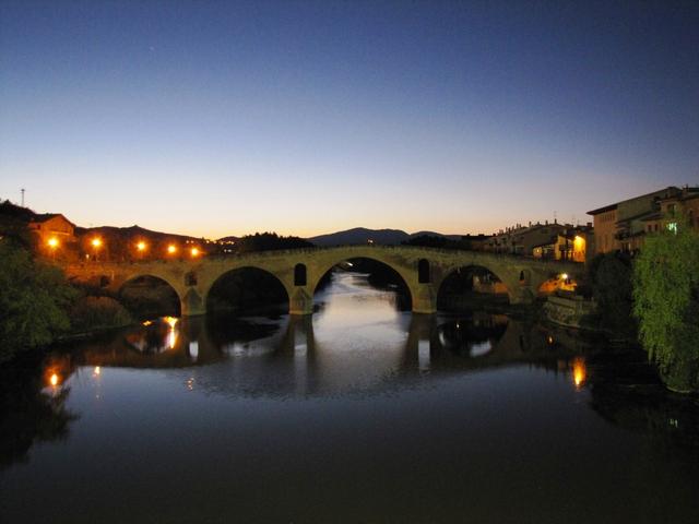 Puente la Reina bei Nacht