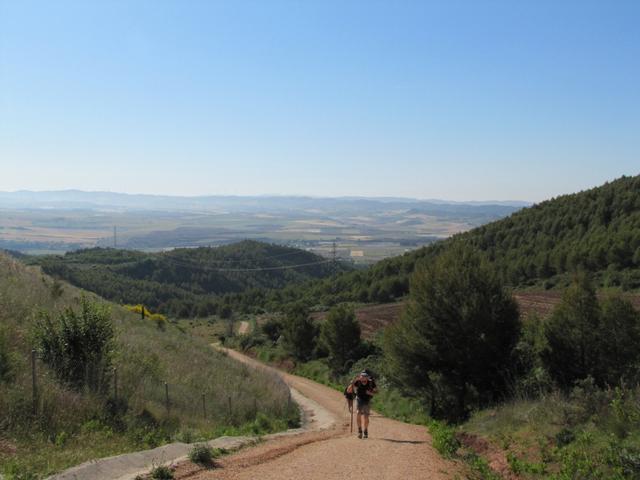 Blick zurück. Weit hinten am Horizont, schwach erkennbar die Pyrenäen