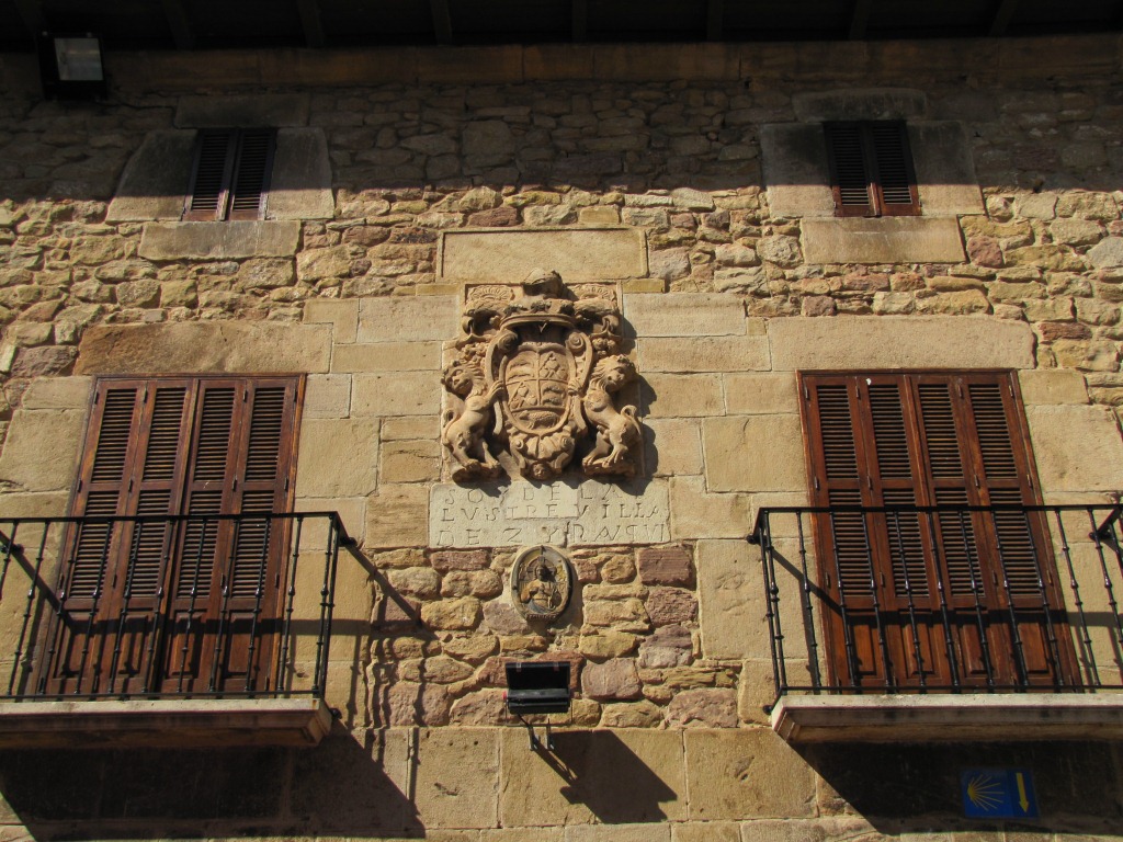 praktisch jedes Haus hat auf der Fassade den Familienwappen