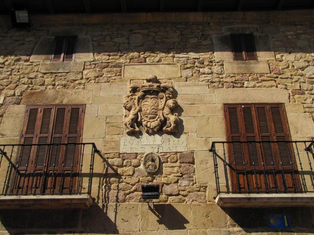 praktisch jedes Haus hat auf der Fassade den Familienwappen