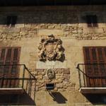 praktisch jedes Haus hat auf der Fassade den Familienwappen