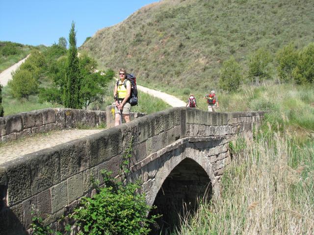 Mäusi auf der mittelalterlichen Brücke über den Río Salado