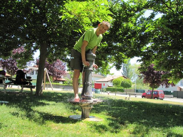 Franco kühlt an einem Brunnen in Villatuerta die Füsse