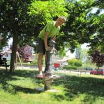 Franco kühlt an einem Brunnen in Villatuerta die Füsse