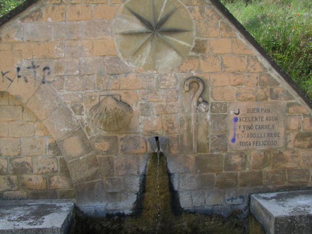 am Brunnen steht geschrieben: Das Brot ist gut, der Wein exzellent, Fleisch und Fisch reichlich vorhanden