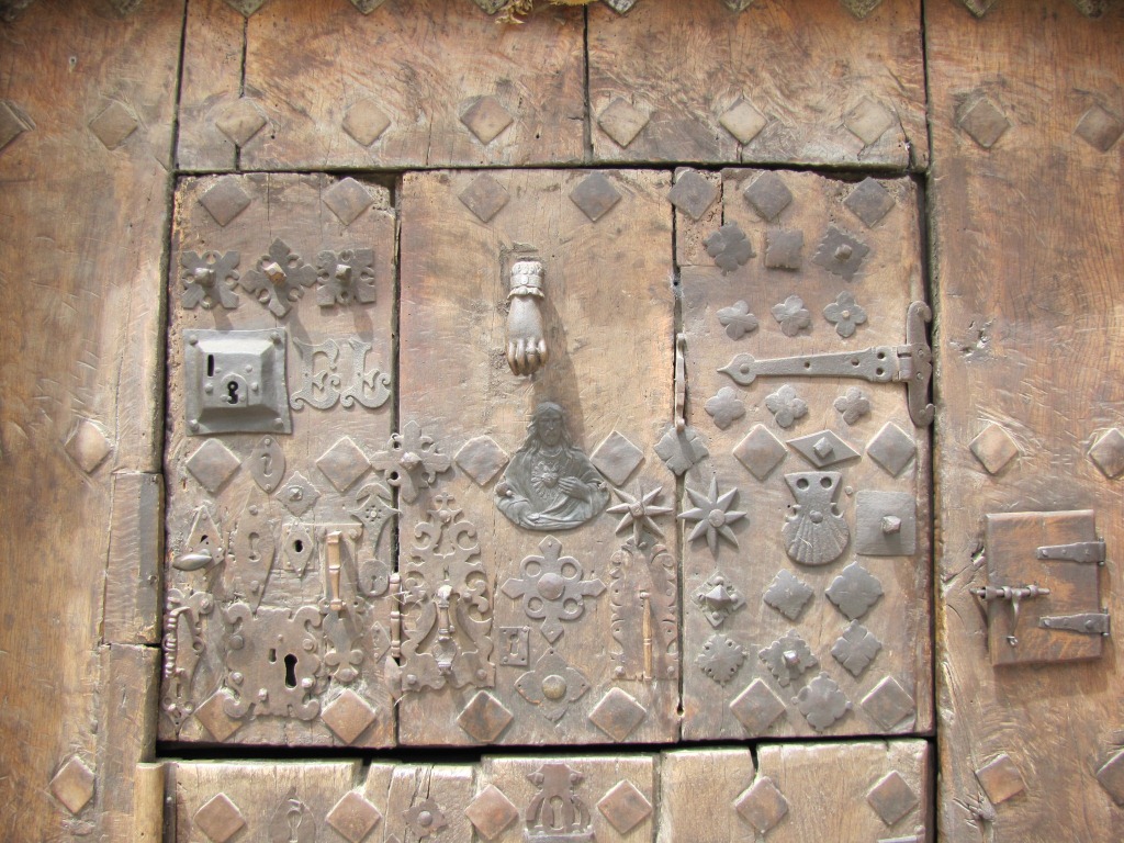 uralte Türe bei einem Haus kurz vor Estella