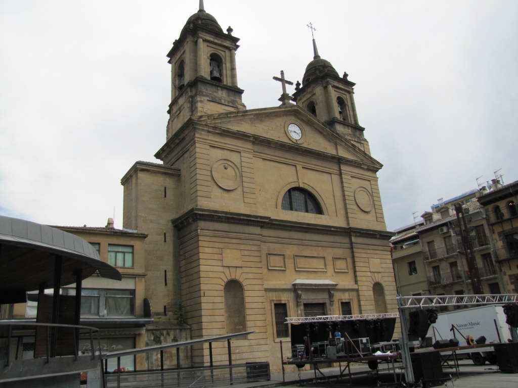 erreichen wir die Kirche San Juan Bautista bei der Plaza de los Fueros