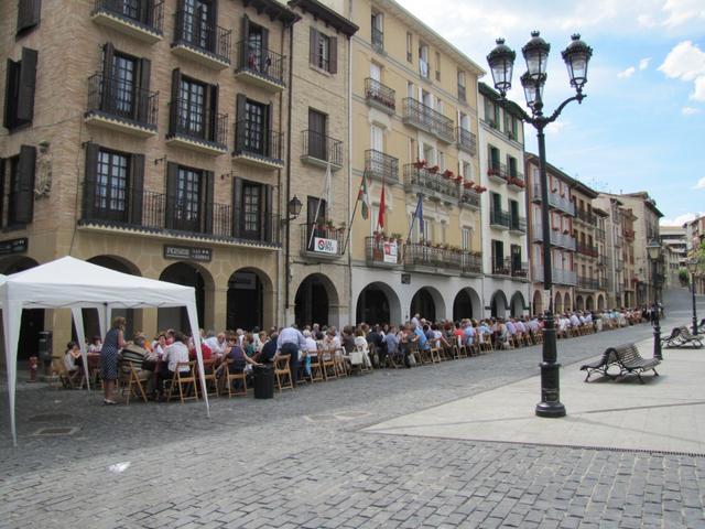 als wir zum Hotel liefen wollten, kahmen wir an dieser Plaza vorbei. Ein grosses Fest war im Gange