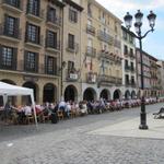 als wir zum Hotel liefen wollten, kahmen wir an dieser Plaza vorbei. Ein grosses Fest war im Gange