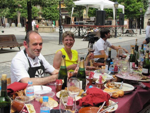 wir durften nicht weiterlaufen. Wir wurden sofort eingeladen auch am Essen teilzunehmen