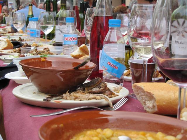 weisse Bohnen und Salat. Spanferkel und danach Dessert. Verschiedene Weine und Sekt