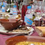 weisse Bohnen und Salat. Spanferkel und danach Dessert. Verschiedene Weine und Sekt