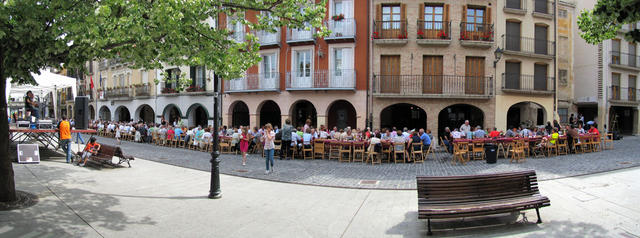Breitbildfoto vom Spanferkel essen in Estella