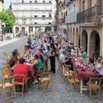die halbe Stadt von Estella nimmt am Spanferkel essen teil