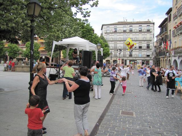 am schluss gab es Tanz und Musik. Wir verliessen das Fest und liefen zu unserem Hotel