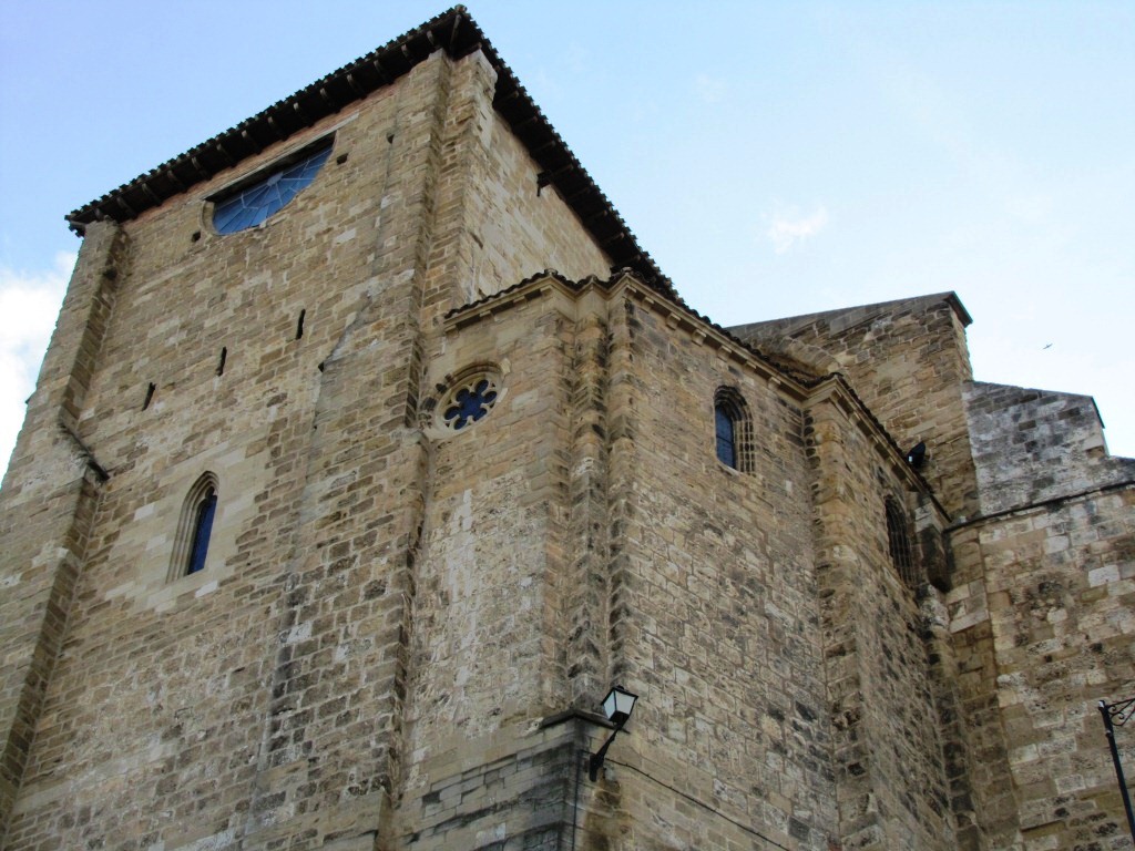 vorbei an der Iglesia San Miguel