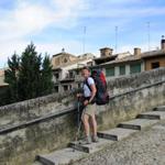 Mäusi auf der Pilgerbrücke "Puente de la Cárcel" die den Río Ega überspannt