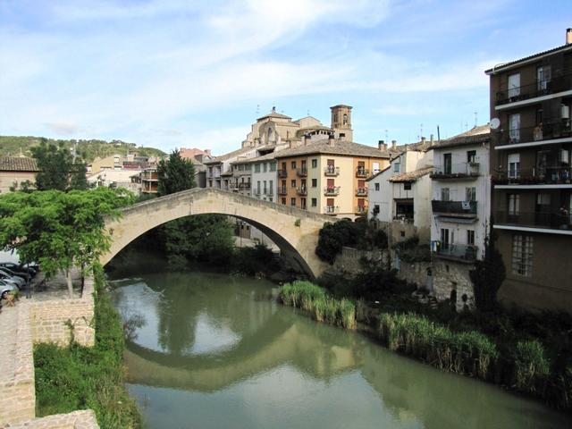 die schöne mittelalterliche Pilgerbrücke "Puente de la Cárcel" über den Río Ega 