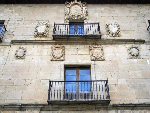 die schöne Fassade beim Eingang des "Monastero de Santa Maria la Real de Irache"