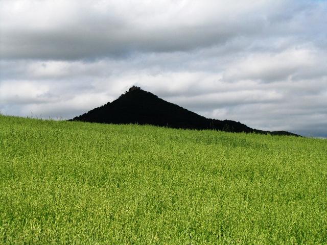 auf dem Pico de Monjardin liegt eine Wehrburg aus dem 10.Jh.