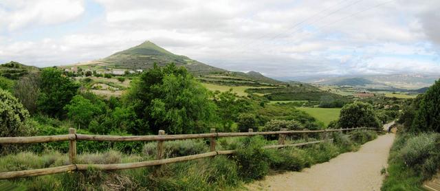 Breitbildfoto sehr schöner Weg kurz vor Ayegui. In Spanien sind die Wege sehr gut angelegt