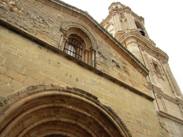 auffällig ist der barocke Kirchturm der romanischen Kirche