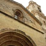 auffällig ist der barocke Kirchturm der romanischen Kirche