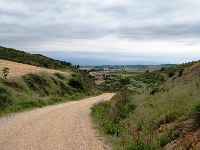 am Horizont taucht Los Arcos auf