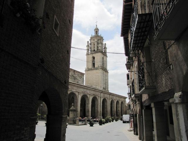 der Hauptplatz von Los Arcos mit der Iglesia de Santa Maria