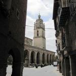 der Hauptplatz von Los Arcos mit der Iglesia de Santa Maria