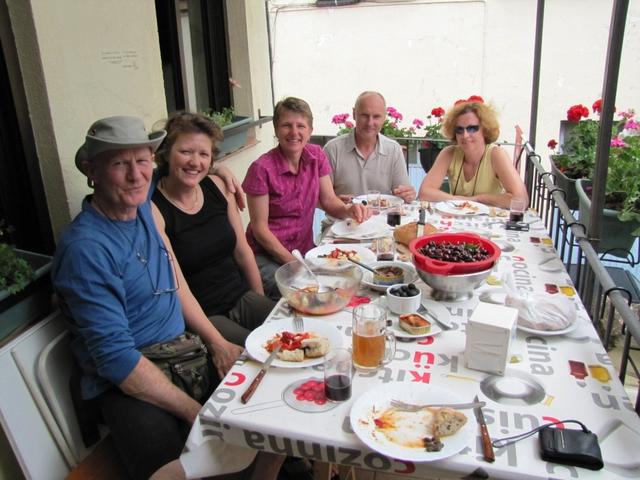 unsere Freunde Bernd, Barbara, Mäusi, Gunars und Jnese beim Nachtessen