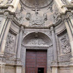 die Iglesia Santa María imponiert durch ihren Renaissance-Triumphbogen beim Südportal
