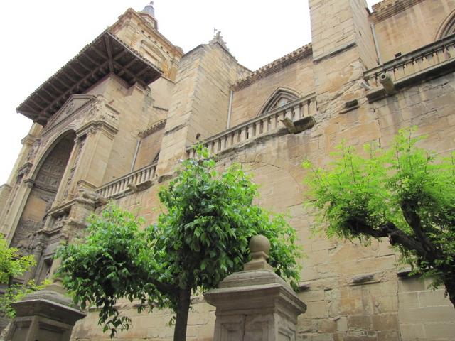 direkt vor der Iglesia de Santa Maria de la Asunción haben wir eine kleine Mittagspause eingelegt