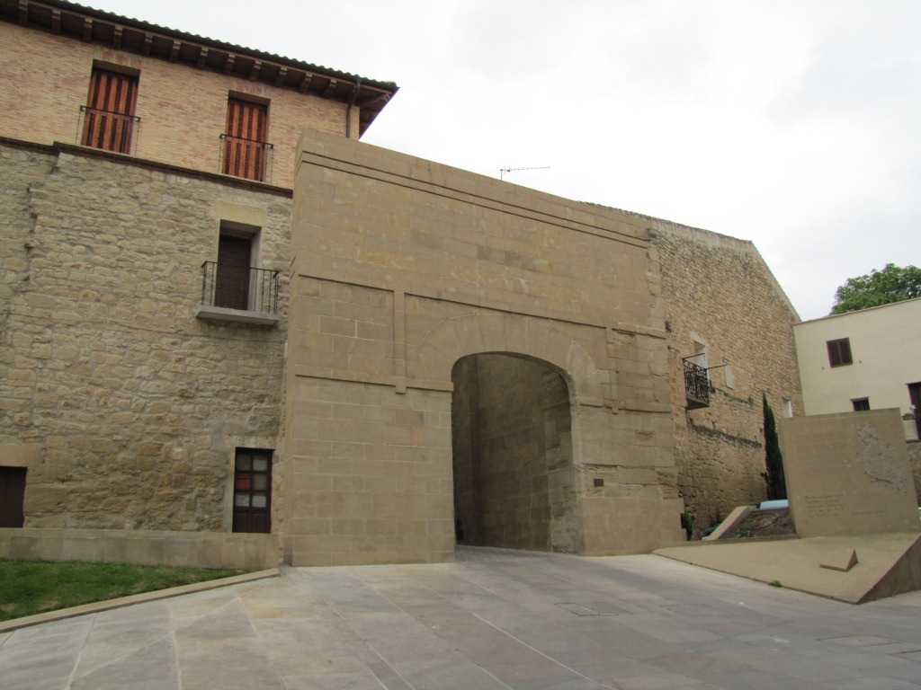 wir haben das Stadttor von Viana hinter uns gelassen