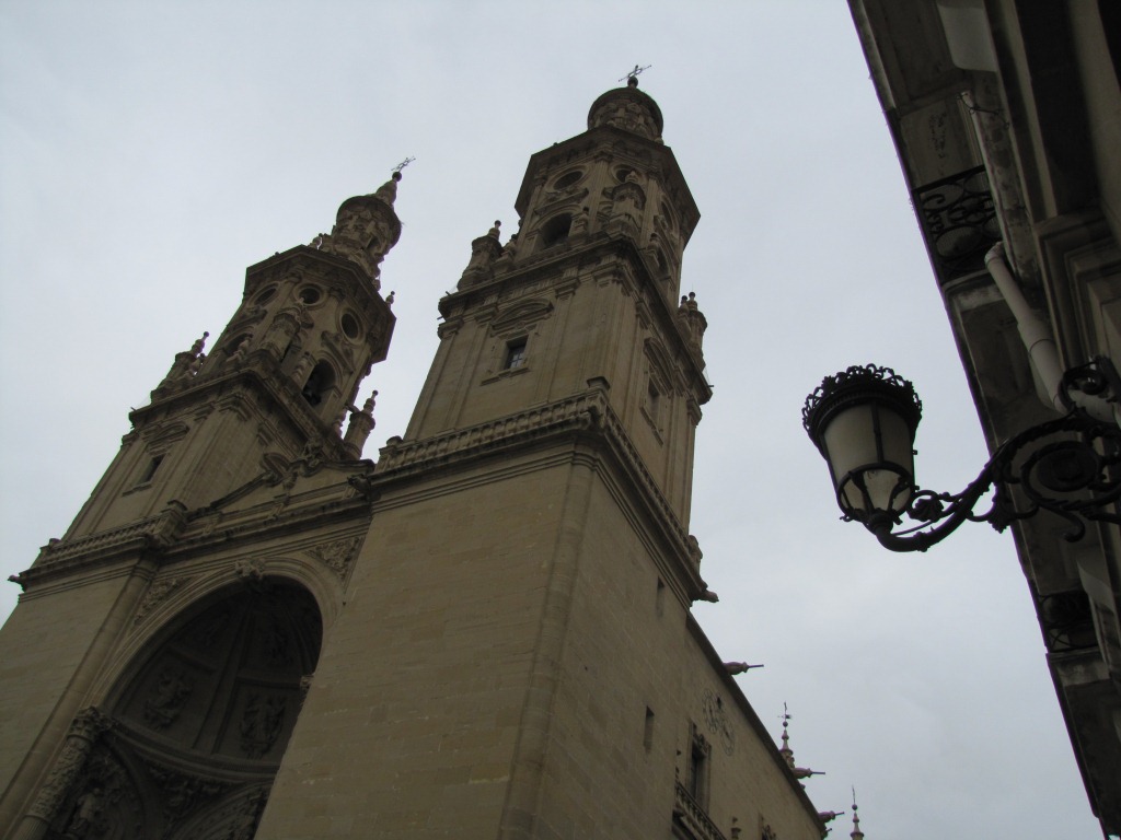 mit barocken Zwillingstürme der Kathedrale Santa María de la Redonda
