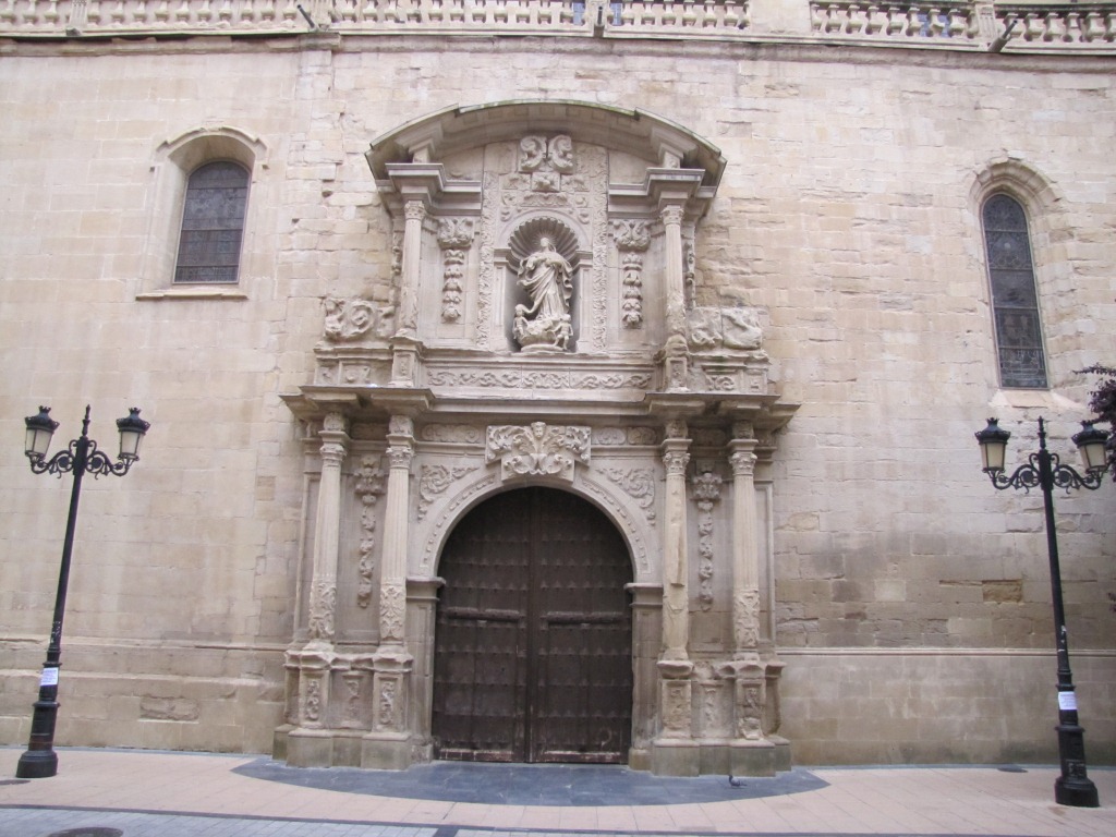 das schöne Seitenportal der Kathedrale Santa María de la Redonda