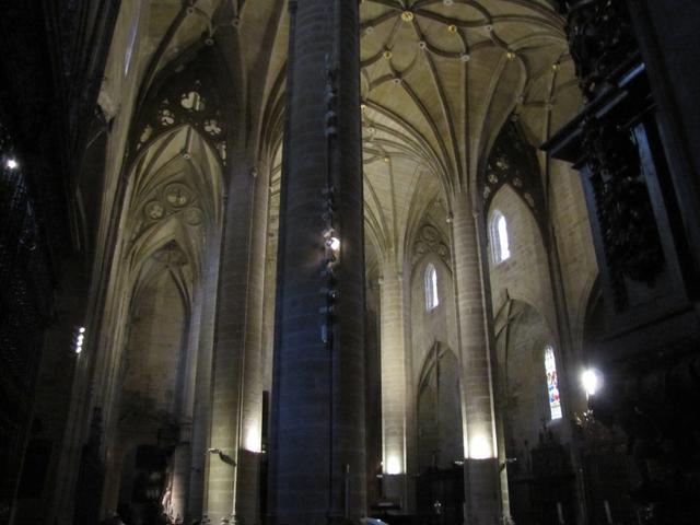 die Kathedrale Santa María de la Redonda hatte am Abend offen