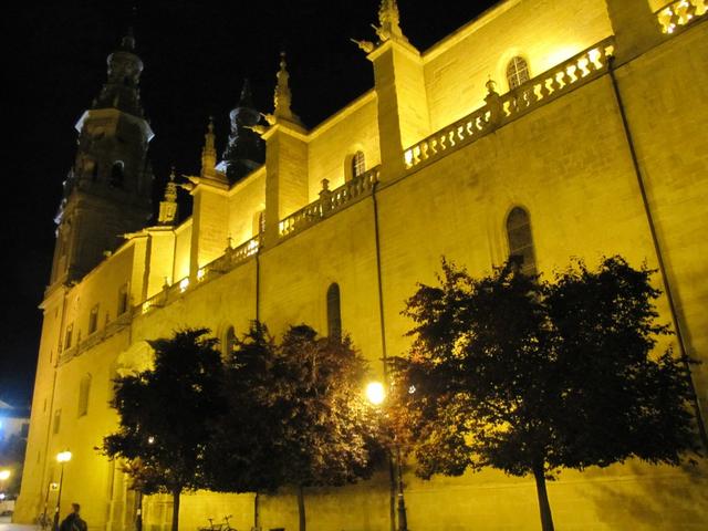 die Kathedrale Santa María de la Redonda in der Nacht