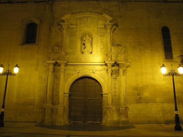 der Seitenportal der die Kathedrale Santa María de la Redonda in der Nacht