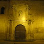 der Seitenportal der die Kathedrale Santa María de la Redonda in der Nacht