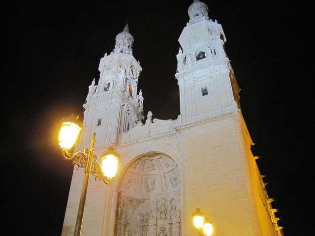die Kathedrale Santa María de la Redonda in der Nacht