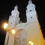 die Kathedrale Santa María de la Redonda in der Nacht
