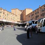 wir haben den fast leeren Busbahnhof erreicht