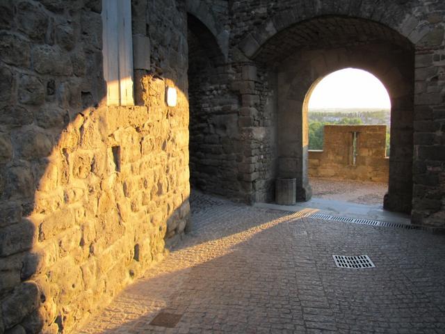 die untergehende Sonne, scheint durch das Tor